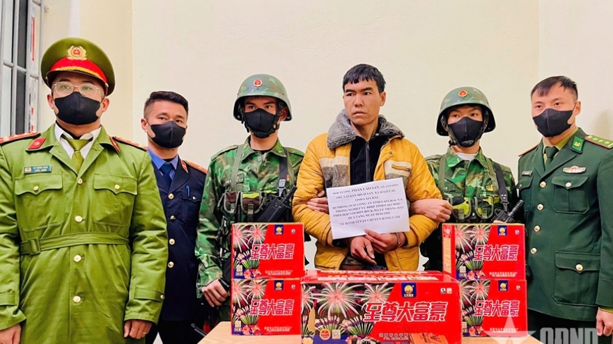 Bắt đối tượng vận chuyển pháo hoa trái phép qua biên giới