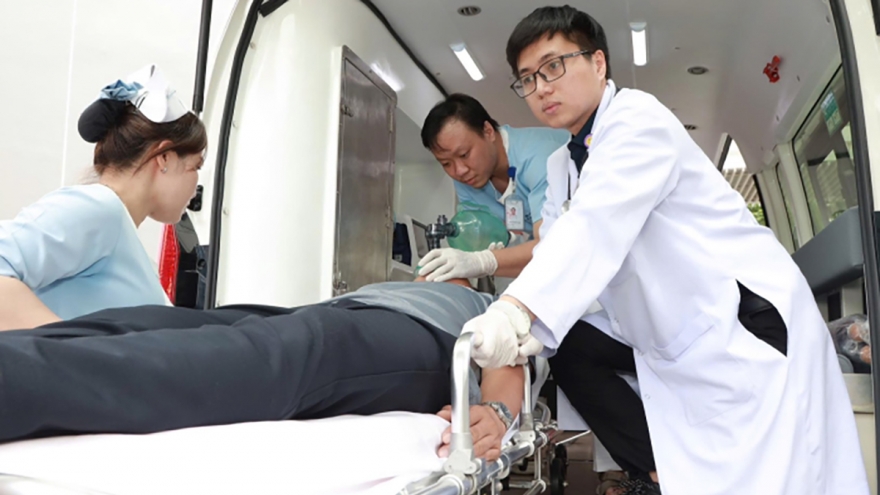 Con gái nhanh trí cứu mẹ bị đột quỵ