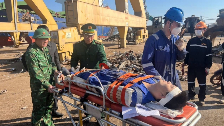 Kịp thời đưa thuyền viên nước ngoài bị tai nạn lao động đi cấp cứu