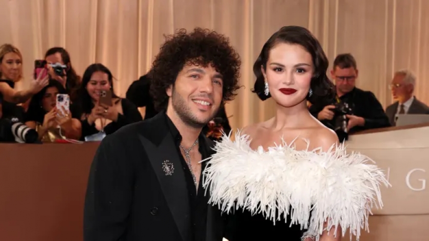 Selena Gomez, Ariana Grande và dàn sao khoe sắc trên thảm đỏ Quả cầu vàng 2026