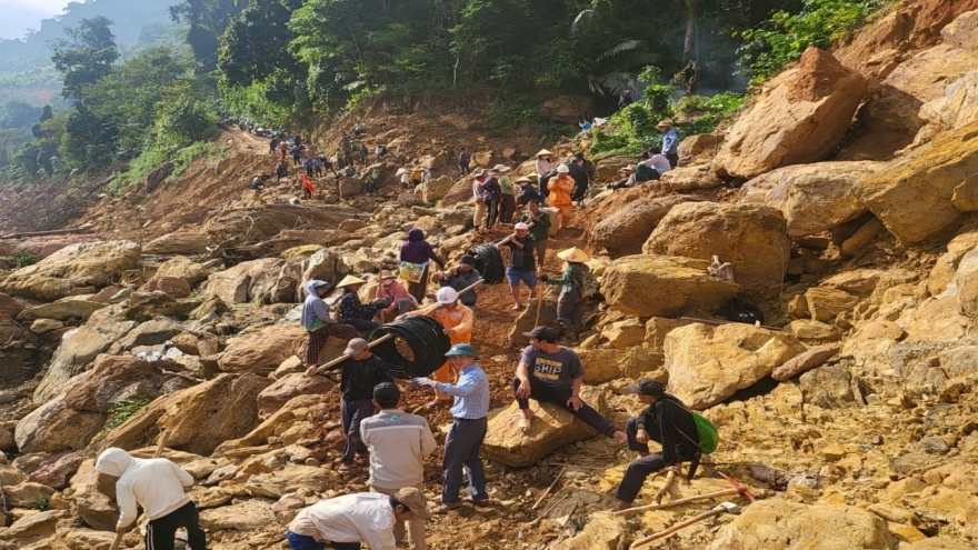 Thắp sáng nơi chưa từng có điện: Hành trình xóa vùng lõm điện, lõm sóng của EVNNPC