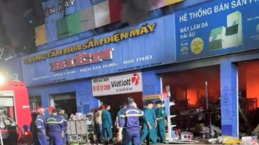 Fire at electronics shopping centre in Dong Nai leaves mother and child dead