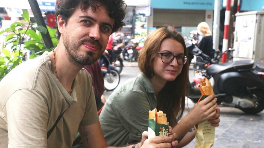Foreign visitors captivated by Hanoi’s street food culture
