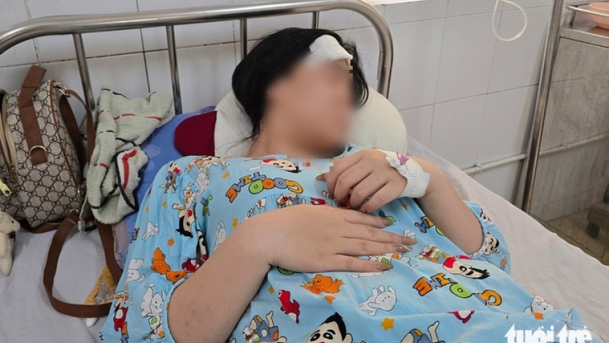 Phản ứng hành vi khiếm nhã, cô gái bị người đàn ông đánh tét đầu trong quán cà phê