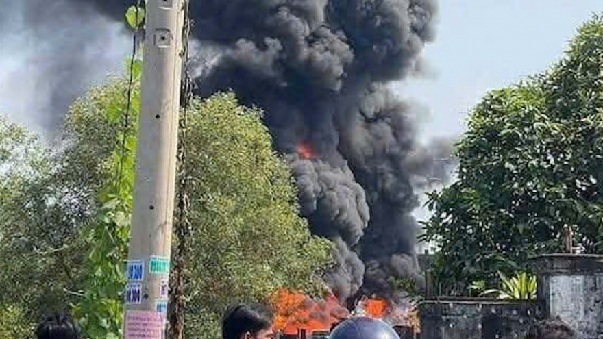 Cháy xưởng pallet nhựa, 8 căn nhà dân bị cháy xém tường phía sau