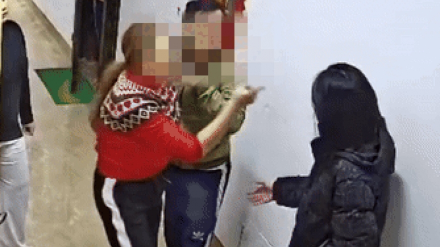 Triệu tập người phụ nữ hành hung hàng xóm trong chung cư đường Trần Hữu Dực