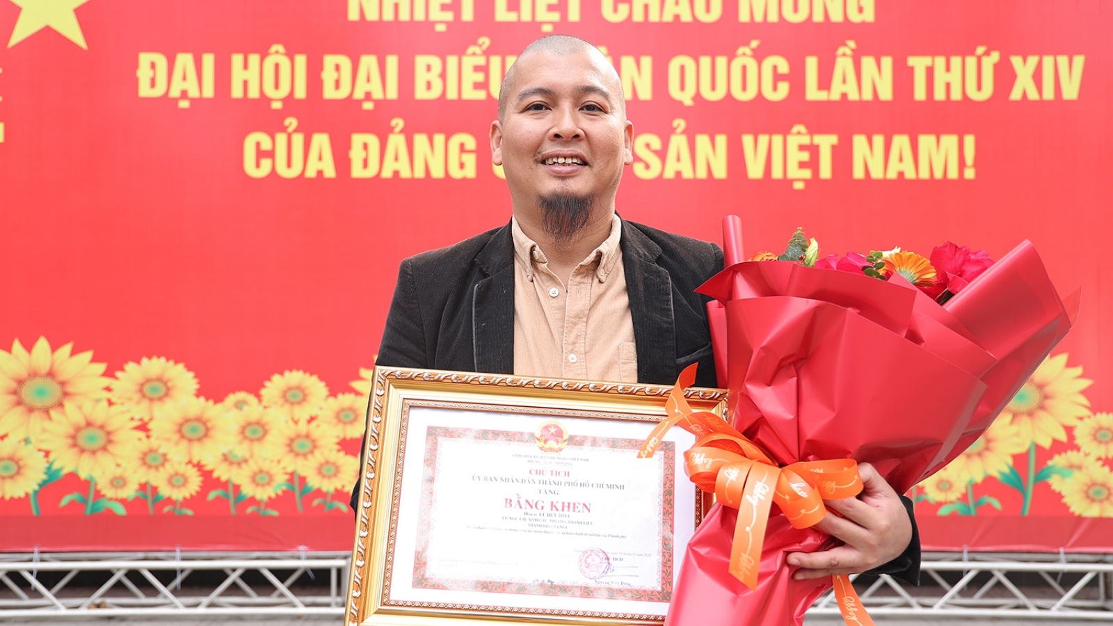 Hoạ sĩ Lê Hữu Hiếu được vinh danh vì loạt tác phẩm “đánh thức ký ức lịch sử”