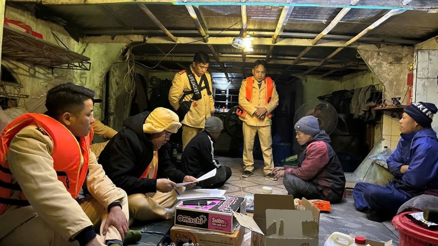 Bắt giữ hai tàu hút cát trái phép trên sông Lục Nam ở Bắc Ninh