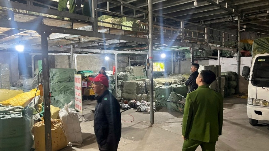 Phát hiện kho giày, dép “khủng” không rõ xuất xứ tại Hưng Yên