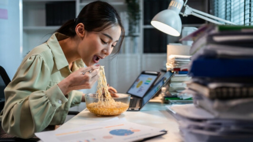 “Thủ phạm” khiến người trẻ tăng cân: Nhiều người mắc phải mà không biết
