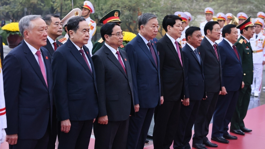 Lãnh đạo Đảng, Nhà nước và các đại biểu dự Đại hội XIV vào Lăng viếng Chủ tịch Hồ Chí Minh