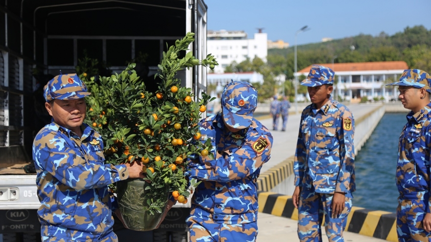 Đào thắm, quất vàng theo chiến sĩ Vùng 5 Hải quân vượt sóng ra đảo Tây Nam