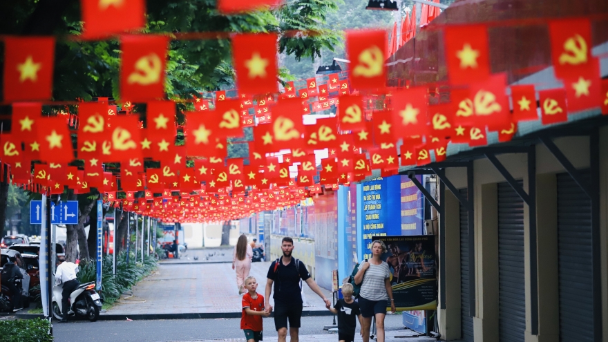 TP.HCM rực rỡ cờ hoa chào mừng Đại hội Đảng và mừng xuân mới