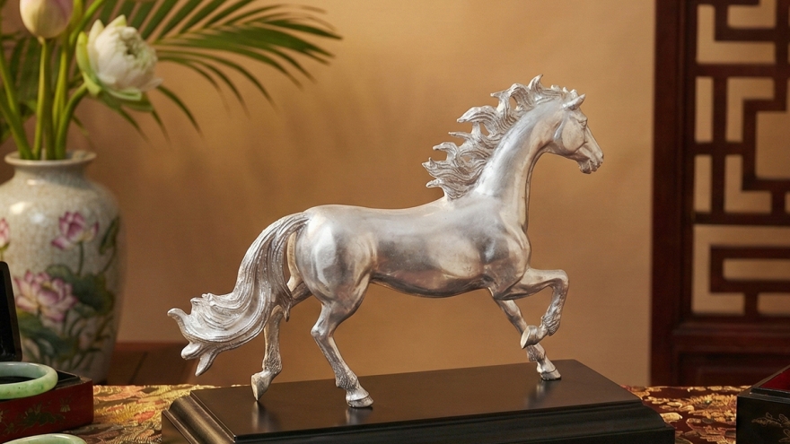 Tượng "bạch mã" đúc bạc nguyên chất giá hàng trăm triệu đồng dịp Tết Bính Ngọ