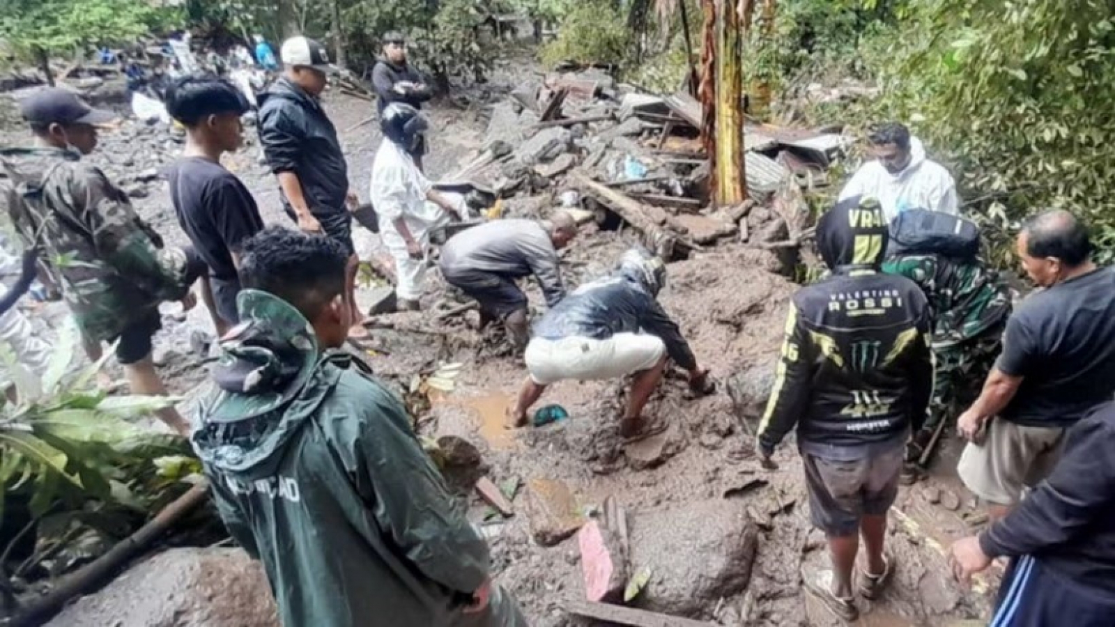 Chạy đua cứu hơn 80 người mất tích trong vụ lở đất ở Indonesia