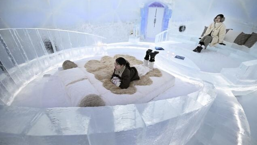 Du khách đặt kín chỗ khách sạn băng tại Hokkaido, Nhật Bản