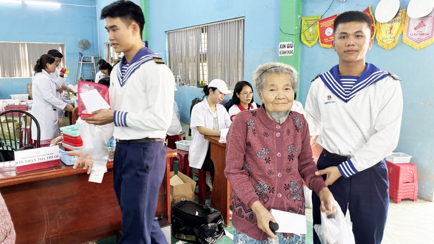 Gần 1000 người dân Khánh Hòa được khám bệnh và cấp phát thuốc miễn phí