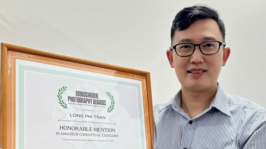 Vietnamese writer wins prize at Monochrome Photography Awards
