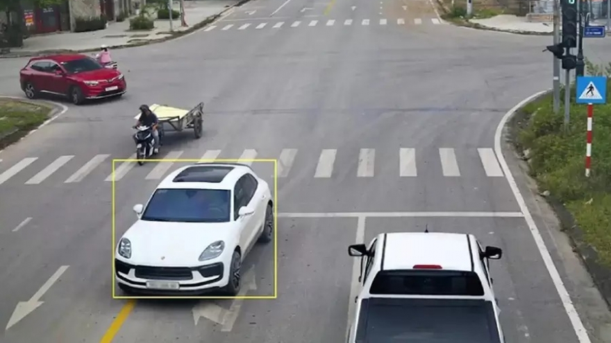 Mức phạt mới nhất năm 2026 cho lỗi ô tô đè vạch liền màu vàng