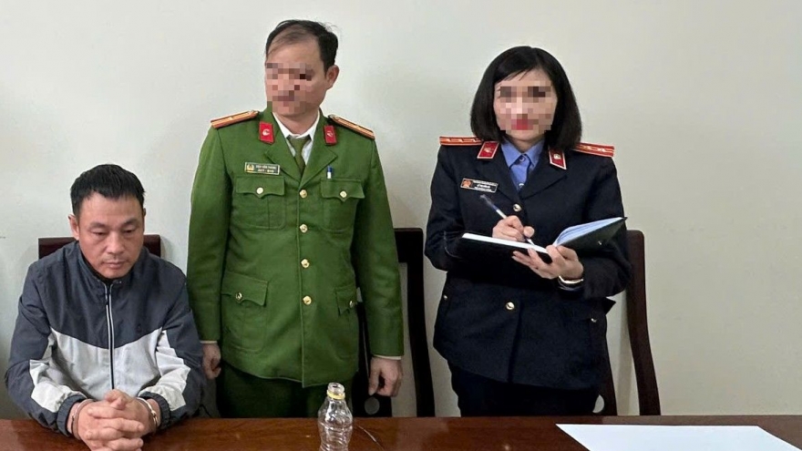 Bắt đối tượng mua ma túy từ nước ngoài, thu giữ súng đạn và 2 bánh heroin