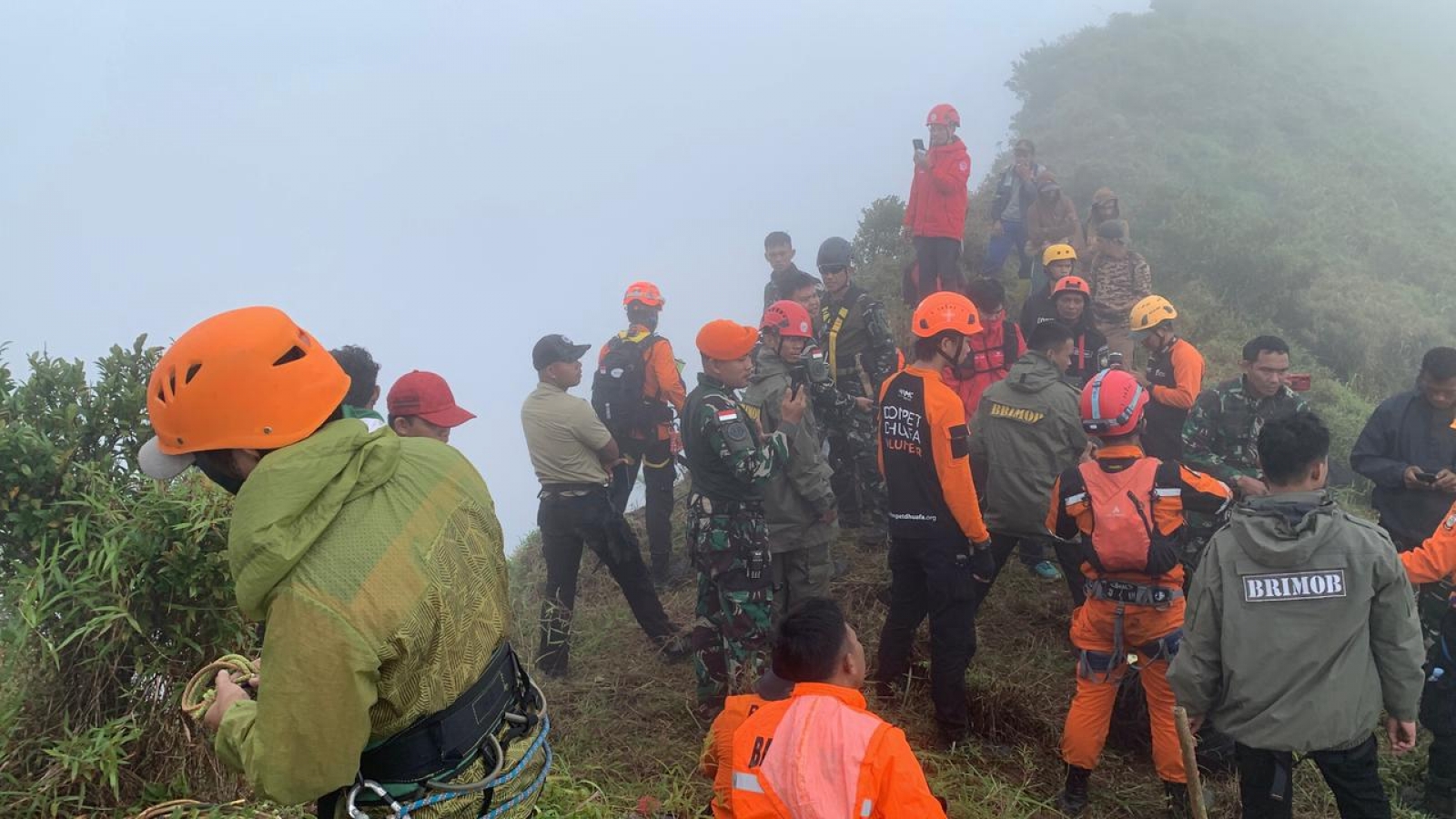 Indonesia tìm thấy nạn nhân thứ 3 và hộp đen máy bay gặp nạn ở Sulawesi