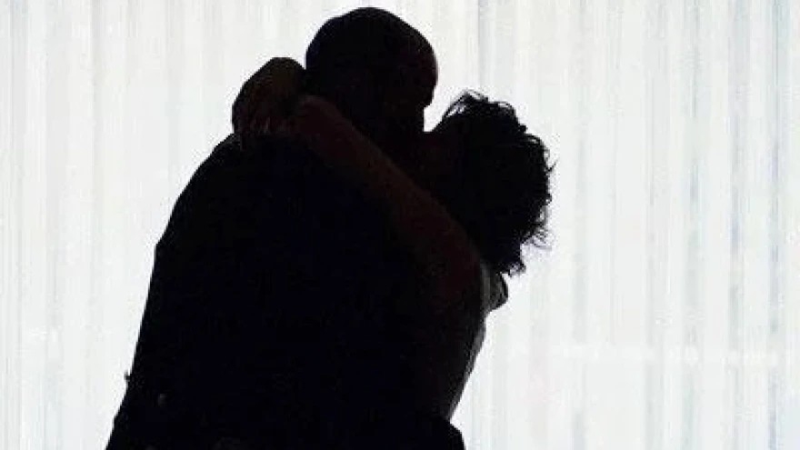 Khi tình ngoài luồng kết thúc bất ngờ, nên níu kéo hay quay về gia đình