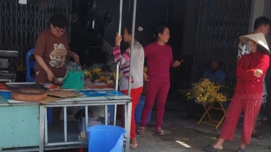 Xe container văng bánh gây tai nạn đối với người dân ven đường