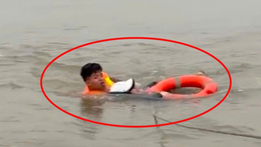 Cứu thành công một người đàn ông nhảy cầu Vĩnh Tuy giữa mùa đông buốt giá