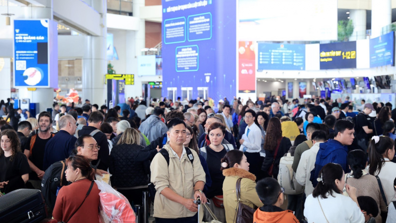 Noi Bai airport hits record international arrivals on New Year holiday's final day