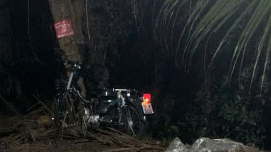 Người đàn ông lái xe máy gặp nạn, tử vong dưới mương nước