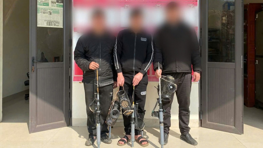 Nửa đêm kích điện bắt cá, 5 đối tượng bị xử lý