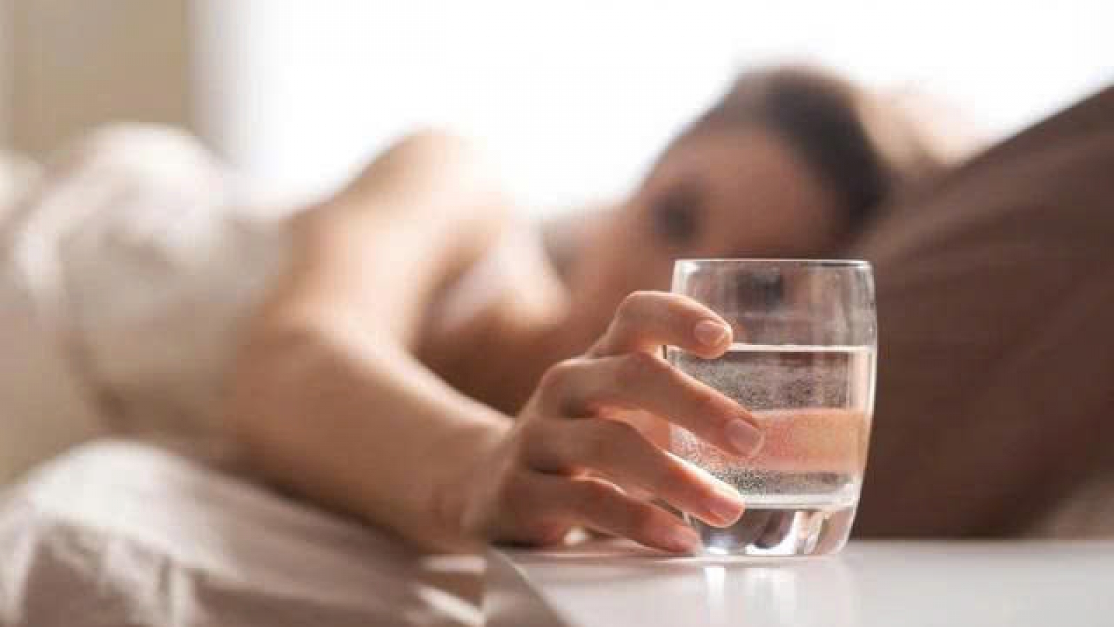 Uống nước ấm trước khi đi ngủ có thể mang lại điều gì cho cơ thể?