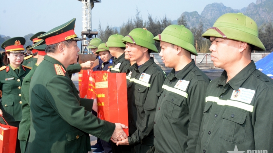 Đại tướng Nguyễn Trọng Nghĩa tặng quà người lao động một số đơn vị thuộc Binh đoàn 19