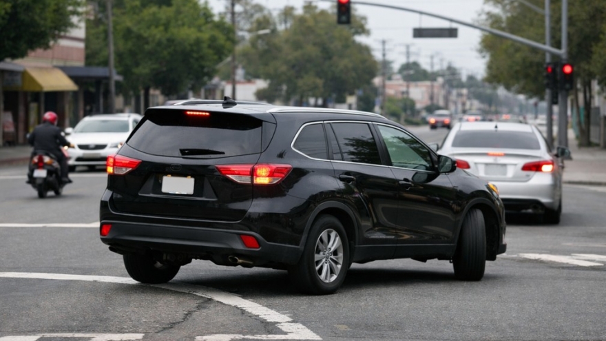 Ô tô chuyển hướng không xi nhan có thể bị phạt cao nhất 22 triệu đồng