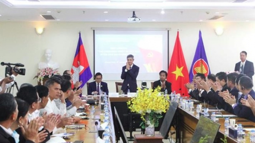 Cambodian scholars discuss Vietnam’s achievements under Party’s leadership
