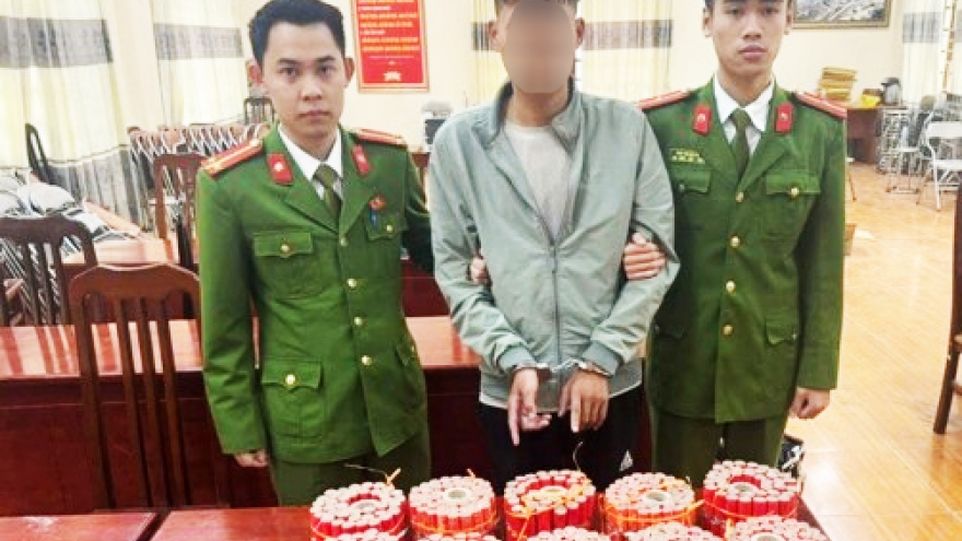 Bắt giữ đối tượng tàng trữ gần chục kg pháo nổ ở Hà Nội