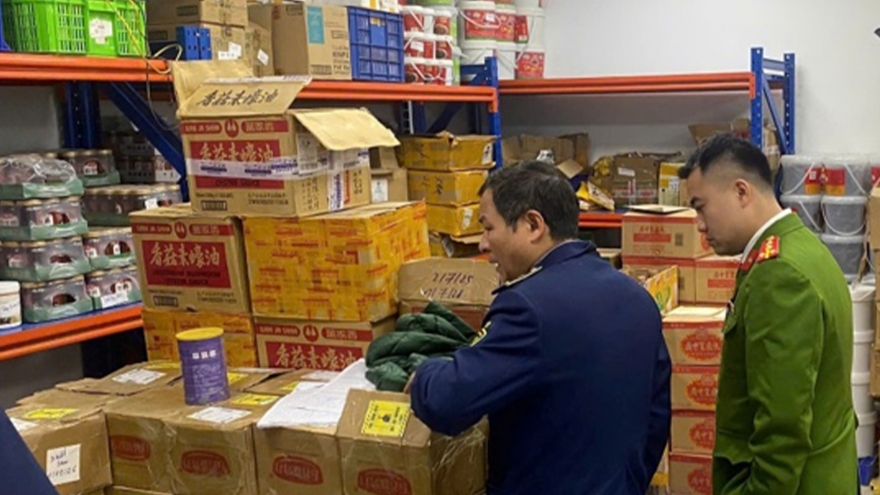 Phát hiện khối lượng lớn gia vị lẩu không rõ nguồn gốc ở Hà Nội