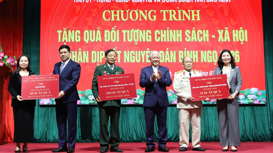 Phó Chủ tịch Thường trực Quốc hội tặng quà gia đình hoàn cảnh khó khăn ở Bắc Ninh