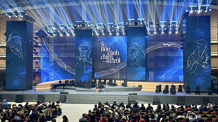 Vụ huỷ show "Về đây bốn cánh chim trời": Khán giả được hoàn tiền vé như thế nào?