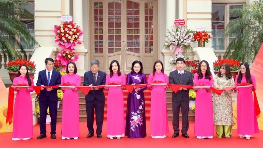Photo exhibition celebrates 14th National Party Congress, Lunar New Year