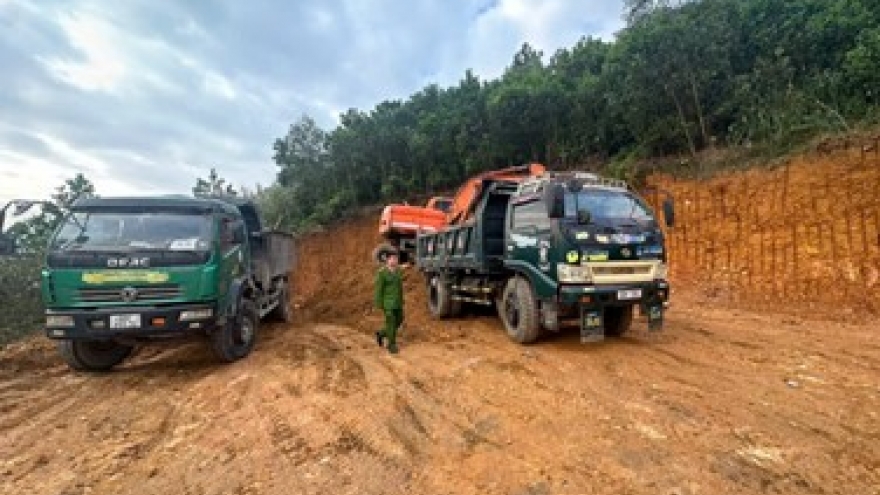 Công an Phú Thọ xử lý 2 trường hợp khai thác đất trái phép tại Xuân Hòa và Sông Lô