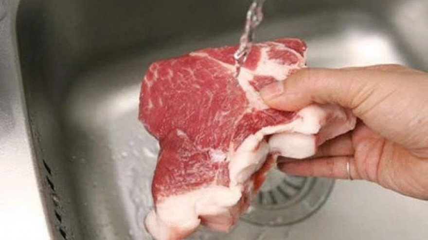 Rửa thịt trước khi bảo quản trong tủ lạnh - Sai lầm nhiều gia đình đang mắc