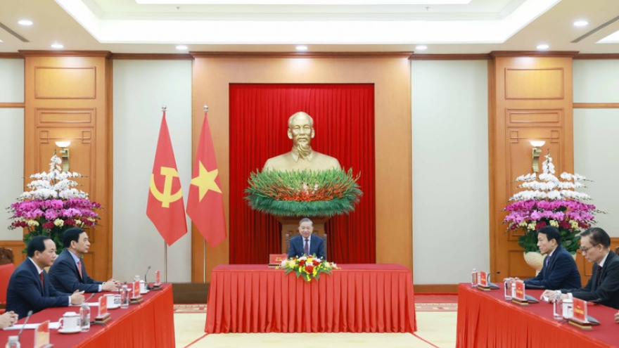 Russian President congratulates Vietnamese Party leader during phone talks