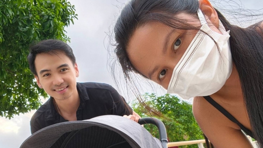 Sao Việt 20/1: Vợ chồng H'Hen Niê đưa con gái đi tắm nắng