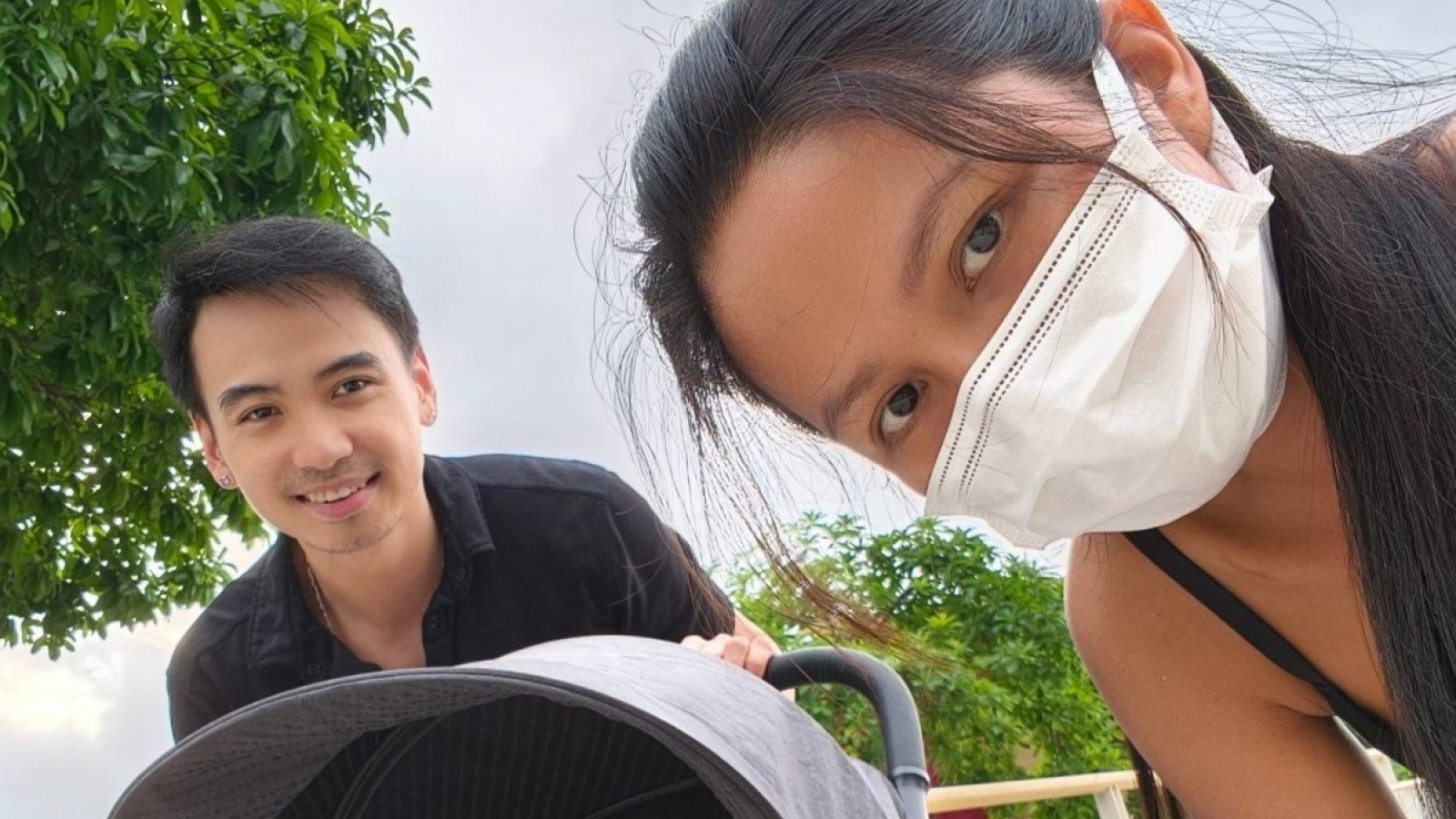 Sao Việt 20/1: Vợ chồng H'Hen Niê đưa con gái đi tắm nắng