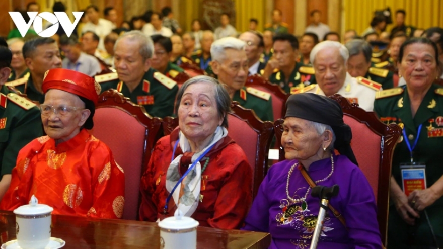 Tặng quà cho người có công với cách mạng nhân dịp Tết Nguyên đán Bính Ngọ 2026