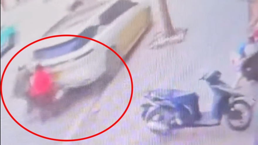Video: Cảnh ô tô 7 chỗ lùi xe cuốn người đi xe máy vào gầm ở phố Khâm Thiên