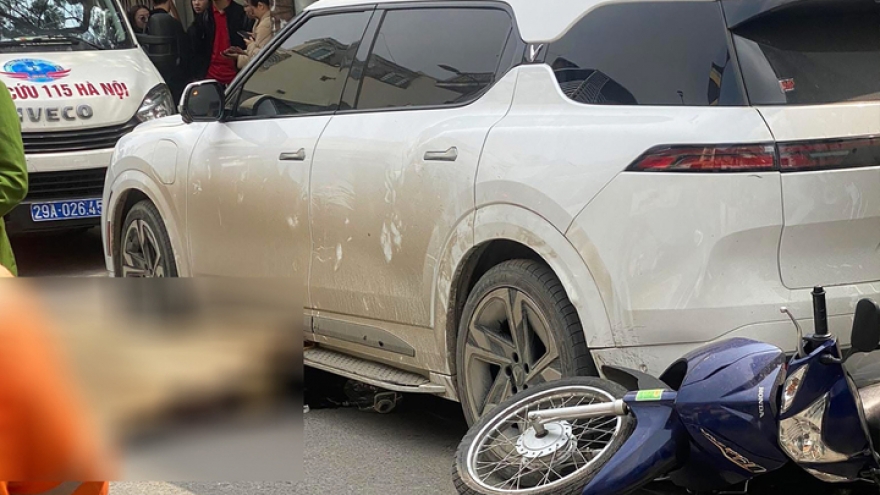 Tạm giữ tài xế ô tô lùi xe khiến 2 phụ nữ thương vong ở Hà Nội