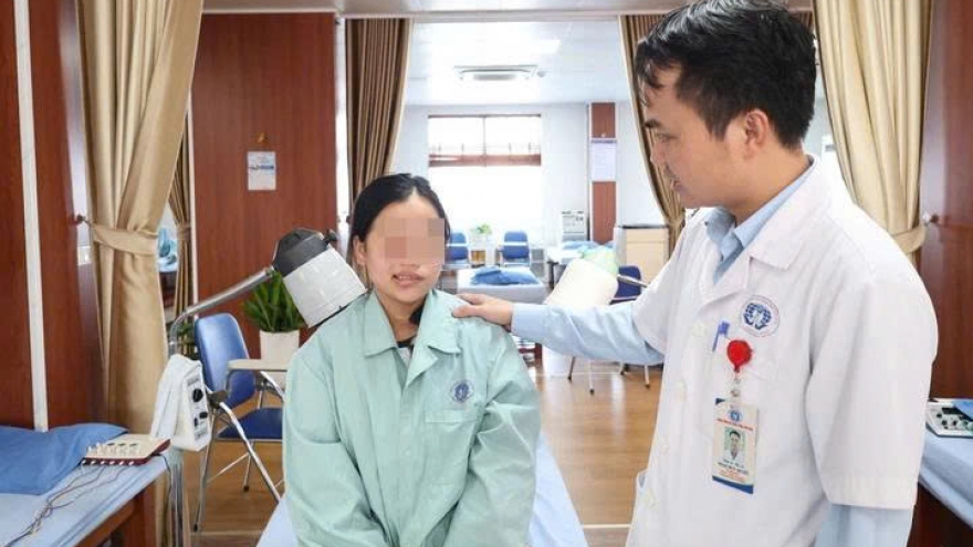 Đang khỏe mạnh bỗng méo miệng, lệch mặt khi ngủ dậy