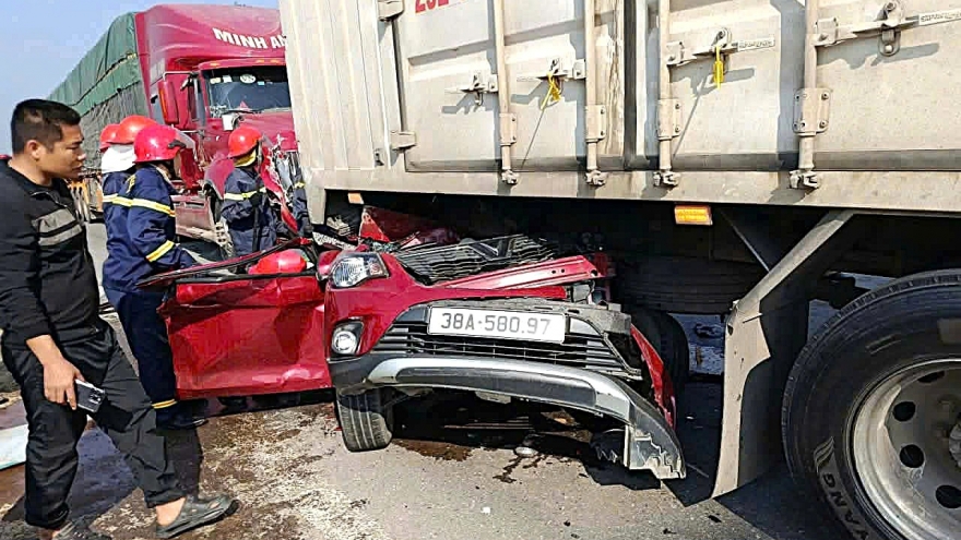 Ô tô biến dạng, 3 người bị thương nặng sau tai nạn liên hoàn ở Hà Tĩnh